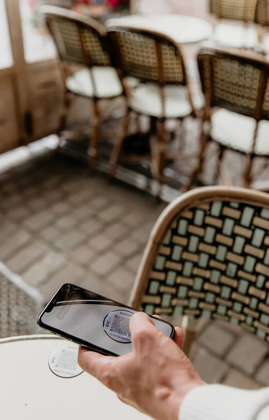 Scan du QR code WiicMenu collé sur une table de terrasse