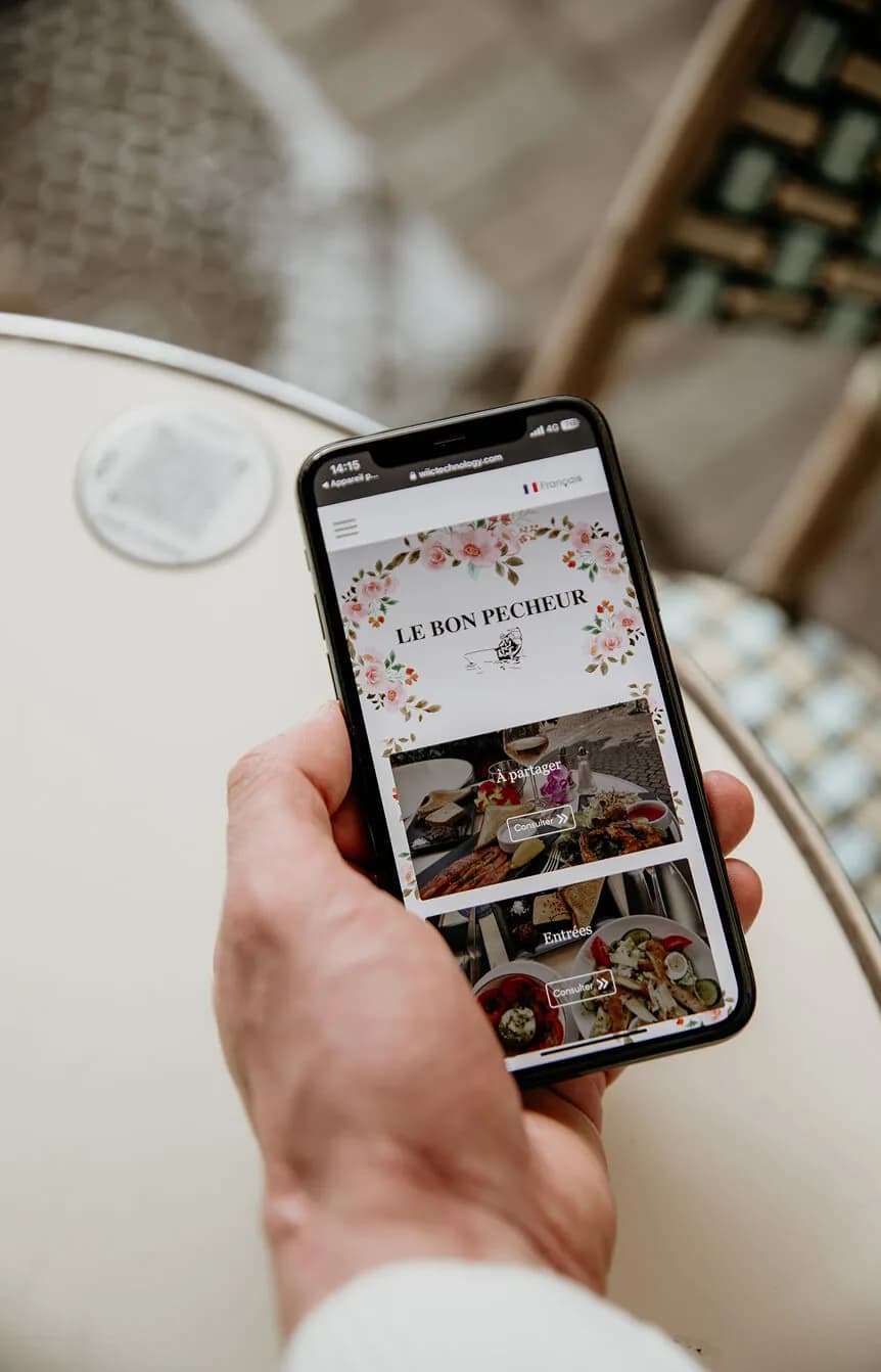 Un client consulte sur son smartphone le menu digital du Bon Pêcheur